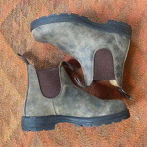 Blundstone 585 Chelsea Boot in Rustic Brown